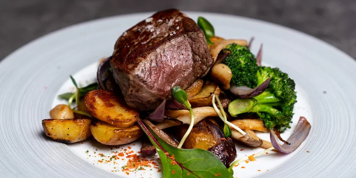 Restaurace v centru Zlína: hovězí rump steak s pečenými brambory grenaille