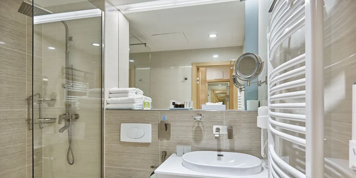4* hotel jen 2 min. od kolonády: jídlo, neomezený wellness i procedury