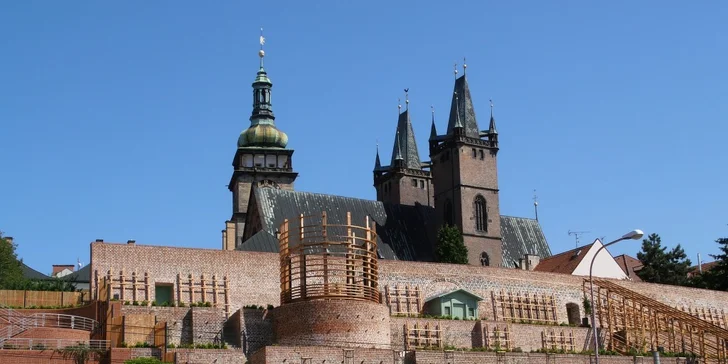 Pobyt v centru Hradce Králové: historický hotel se snídaní pro jednoho i rodinu