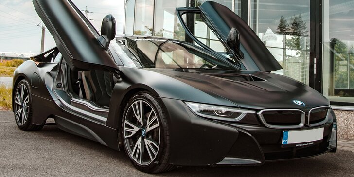Jízda v milionovém bouráku: futuristický vůz BMW i8 Frozen Black Edition, půjčení ve Starém Městě