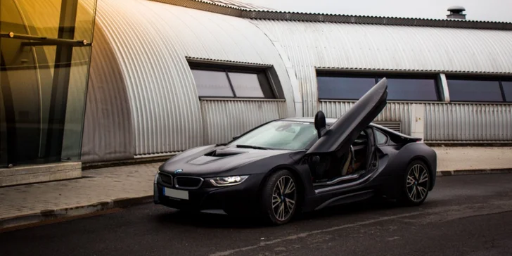Jízda v milionovém bouráku: futuristický vůz BMW i8 Frozen Black Edition