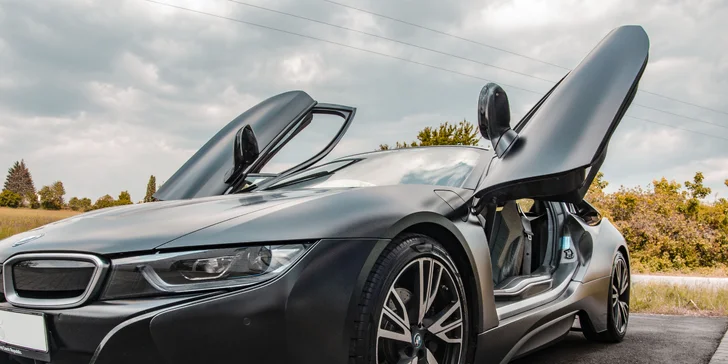 Jízda v milionovém bouráku: futuristický vůz BMW i8 Frozen Black Edition