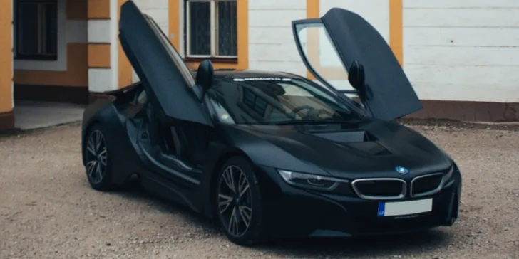 Jízda v milionovém bouráku: futuristický vůz BMW i8 Frozen Black Edition