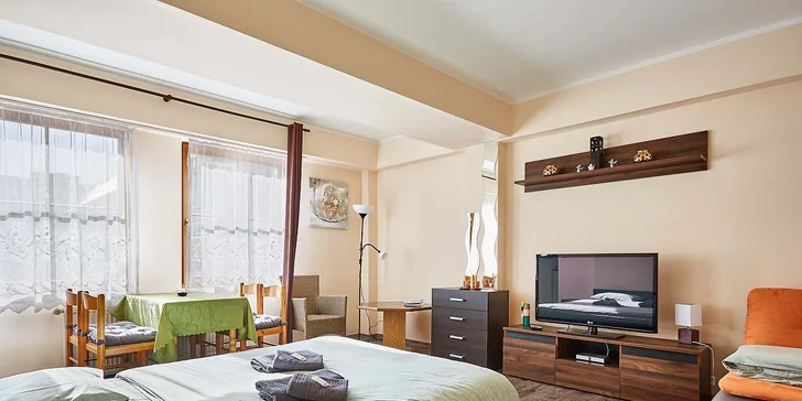 Pobyt v apartmánech pod Klínovcem: pohodlné ubytování a láhev bílého vína