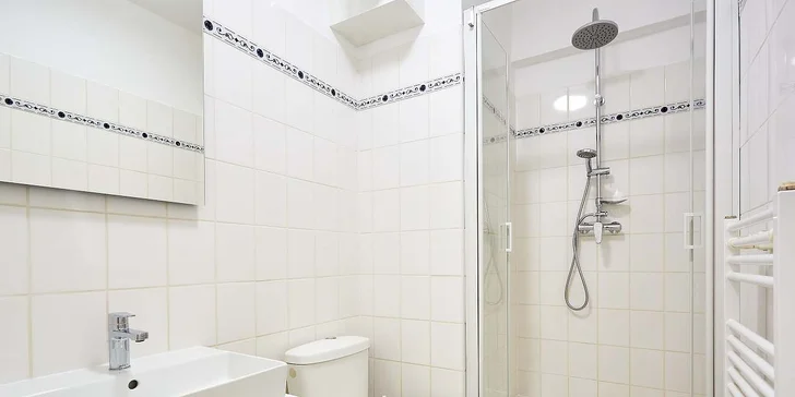 Pobyt v apartmánech pod Klínovcem: pohodlné ubytování a láhev bílého vína