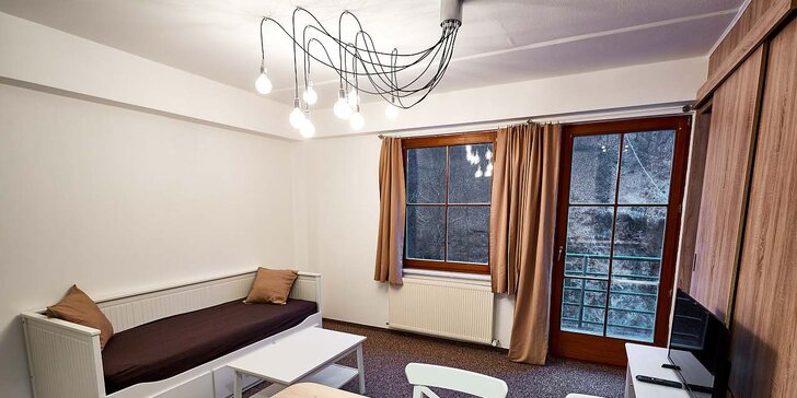Pobyt v apartmánech pod Klínovcem: pohodlné ubytování a láhev bílého vína