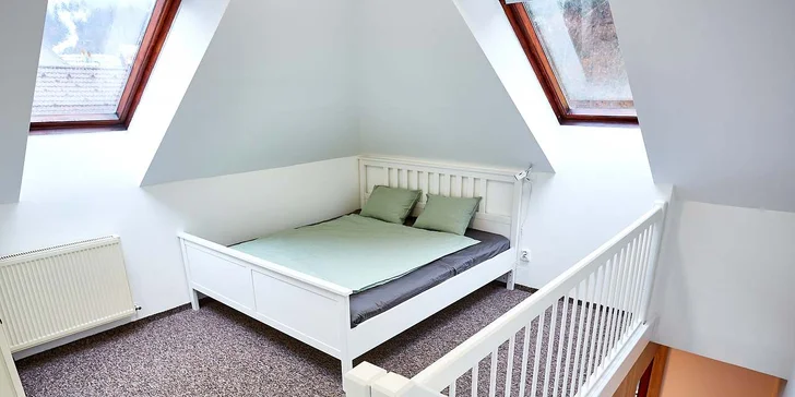 Pobyt v apartmánech pod Klínovcem: pohodlné ubytování a láhev bílého vína