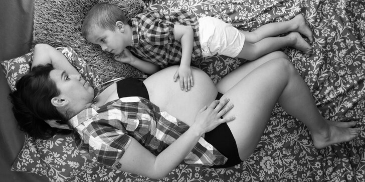 Těhotenské focení v ateliéru: 60 minut, 10 profesionálně upravených fotek