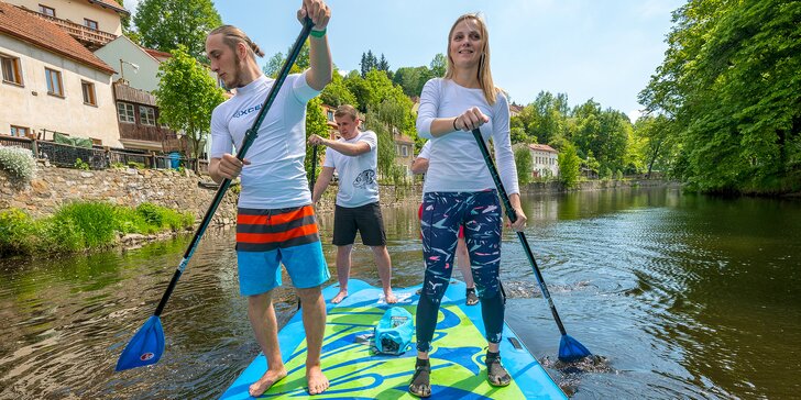 Hodinová plavba historickým Českým Krumlovem na paddleboardu, raftu nebo kánoi pro 1–6 osob