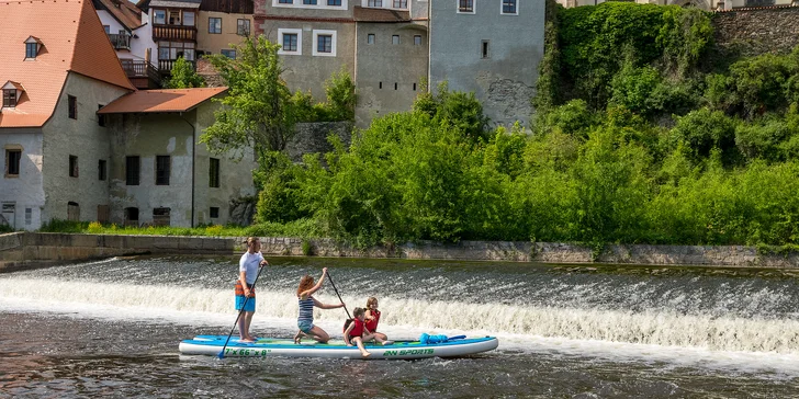 Hodinová plavba historickým Českým Krumlovem na paddleboardu, raftu nebo kánoi pro 1–6 osob