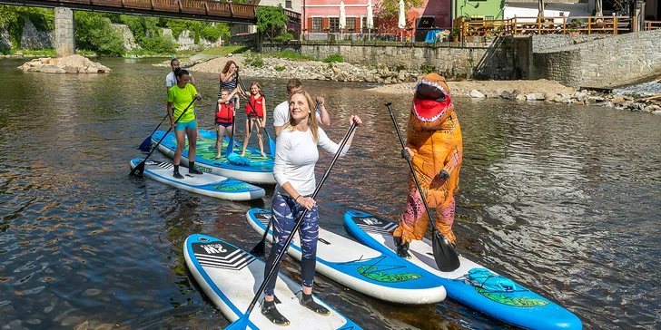 Hodinová plavba historickým Českým Krumlovem na paddleboardu, raftu nebo kánoi pro 1–6 osob