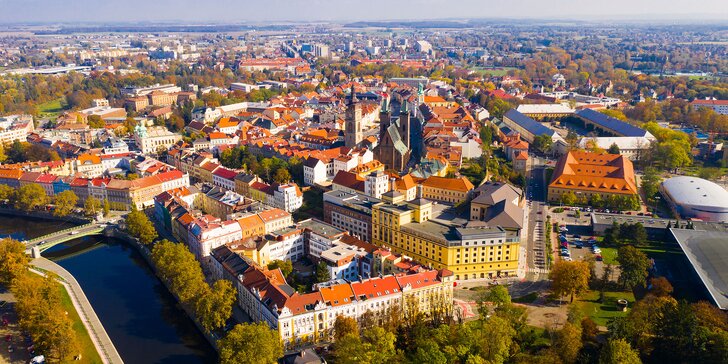 Pobyt v centru Hradce Králové: historický hotel, snídaně a víno na pokoji