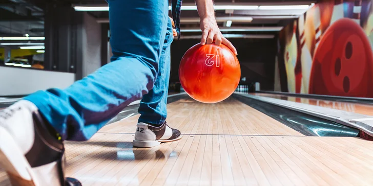 Hodina bowlingu a 2 kg kuřecích křídel s chlebem a zeleninou až pro 8 osob