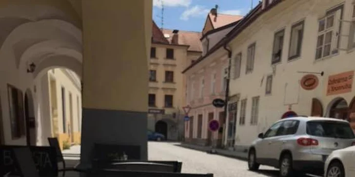 Snídaňové menu v útulné kavárně v centru města: káva a míchaná vajíčka pro 1 nebo 2 osoby
