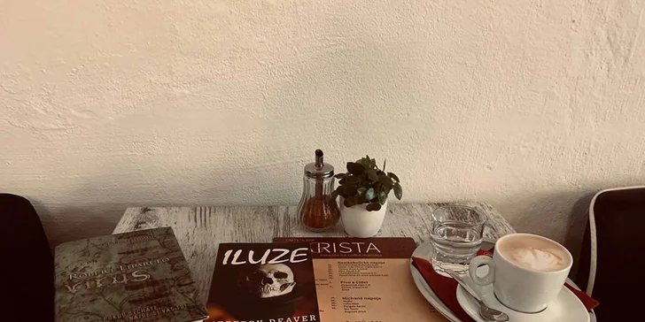 Snídaňové menu v útulné kavárně v centru města: káva a míchaná vajíčka pro 1 nebo 2 osoby