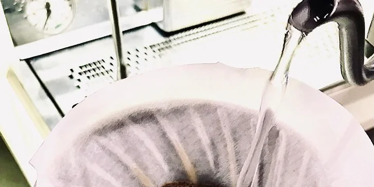 Snídaňové menu v útulné kavárně v centru města: káva a míchaná vajíčka pro 1 nebo 2 osoby