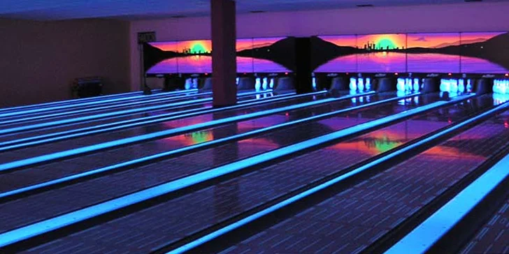 Kuželky, třeste se: 120 minut bowlingu na profi dráze až pro 8 hráčů