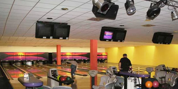 Kuželky, třeste se: 120 minut bowlingu na profi dráze až pro 8 hráčů