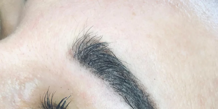 Udělejte něco jen pro sebe: permanentní make-up obočí a rtů vč. konzultace