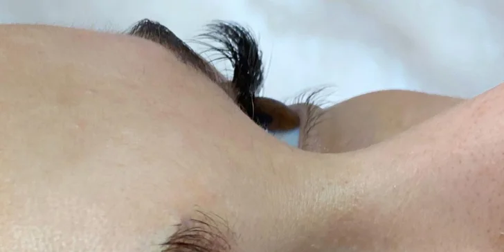 Udělejte něco jen pro sebe: permanentní make-up obočí a rtů vč. konzultace