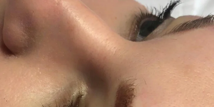 Udělejte něco jen pro sebe: permanentní make-up obočí a rtů vč. konzultace