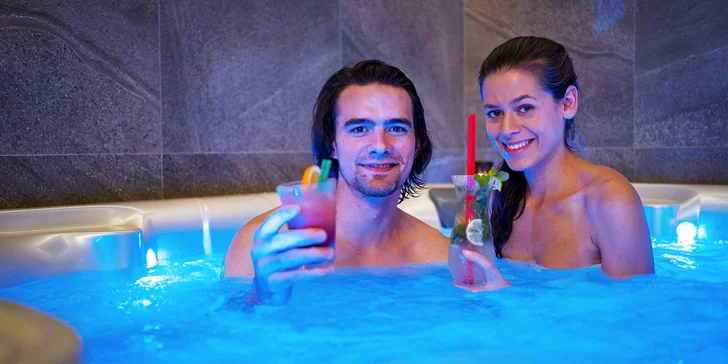 Privátní wellness pro 2 nebo 4 osoby: vířivka, sauna, sekt, ovoce i drinky