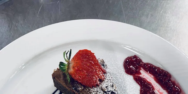 3chodové menu pro jednoho i pár: vepřová kotleta, domácí paštika a brownies se šlehačkou