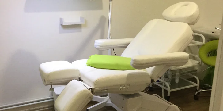 Krásné nehty na nohou: medicinální pedikúra s možností gel laku