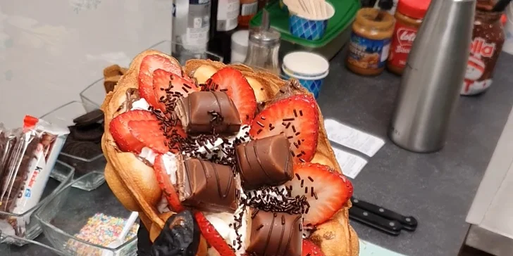 Sladká bubble waffle se 3 druhy zdobení podle výběru i s frappé či limonádou