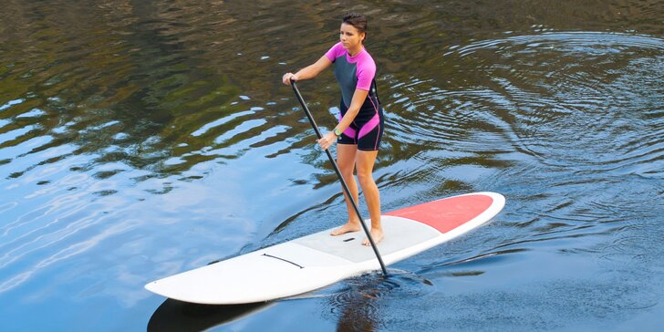 Na vlnách zábavy: zapůjčení paddleboardu pro jednoho i pro dva na 1,5 hod.
