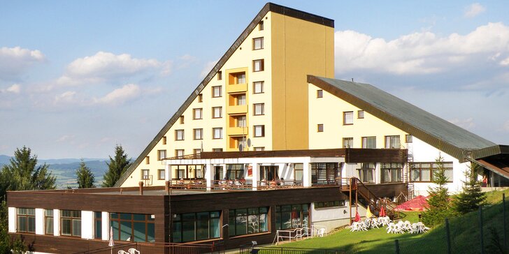 Relax v čisté přírodě Bílých Karpatech: horský hotel s bazénem, polopenze i procedury