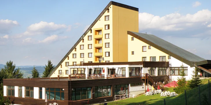 Relax v čisté přírodě Bílých Karpatech: horský hotel s bazénem, polopenze i procedury