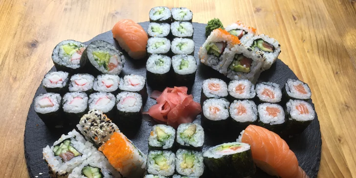 Sety pro milovníky asie: 24 nebo 46 ks sushi s lososem, krabem i avokádem a wakame salát