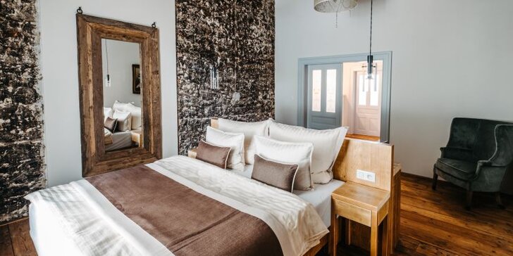 Luxusní hotel jen kousek od Prahy: dvoulůžkový pokoj či rodinné apartmá se snídaní
