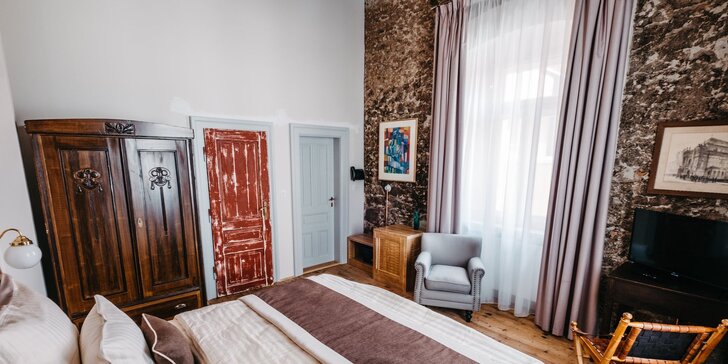 Luxusní hotel jen kousek od Prahy: pokoje pro pár či rodinu se snídaní