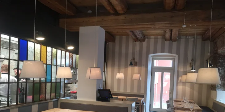 Luxusní hotel jen kousek od Prahy: pokoje se snídaní pro pár či rodinu