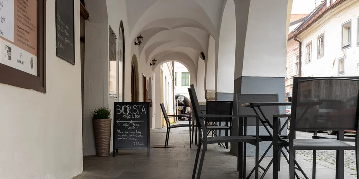 Snídaňové menu v útulné kavárně v centru města: káva a míchaná vajíčka pro 1 nebo 2 osoby