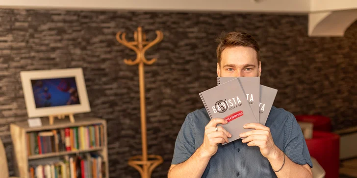 Snídaňové menu v útulné kavárně v centru města: káva a míchaná vajíčka pro 1 nebo 2 osoby