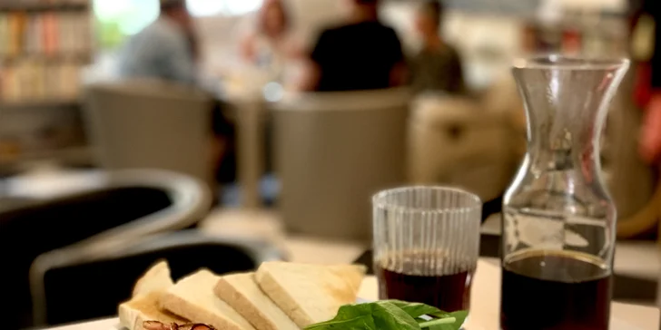 Snídaňové menu v útulné kavárně v centru města: káva a míchaná vajíčka pro 1 nebo 2 osoby
