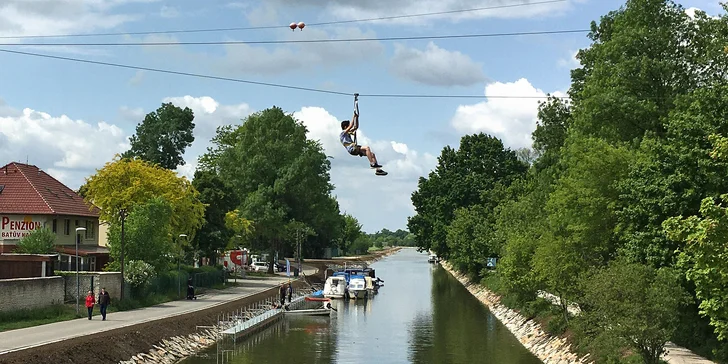 Adrenalinová jízda 60m lanovkou přes Baťův kanál: jednou i třikrát tam a zpět, pro děti i dospělé