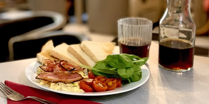 Snídaňové menu v útulné kavárně v centru města: káva a míchaná vajíčka pro 1 nebo 2 osoby
