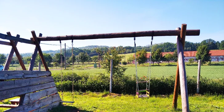 Vyjížďka na koni s instruktorkou a prohlídka minizoo: pro jednoho i dva jezdce, 45 či 90 minut