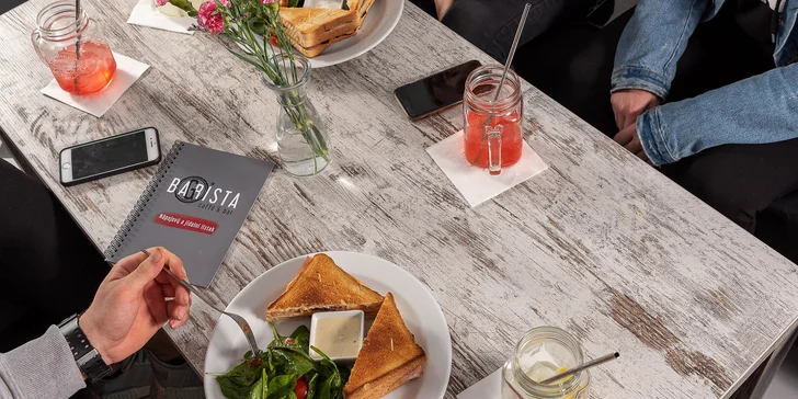 Snídaňové menu v útulné kavárně v centru města: káva a míchaná vajíčka pro 1 nebo 2 osoby