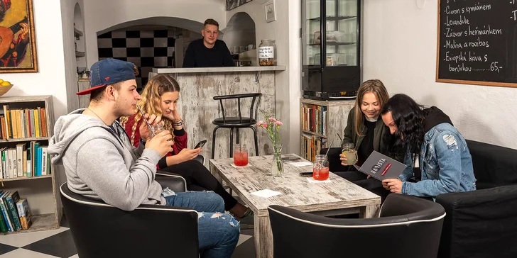 Snídaňové menu v útulné kavárně v centru města: káva a míchaná vajíčka pro 1 nebo 2 osoby