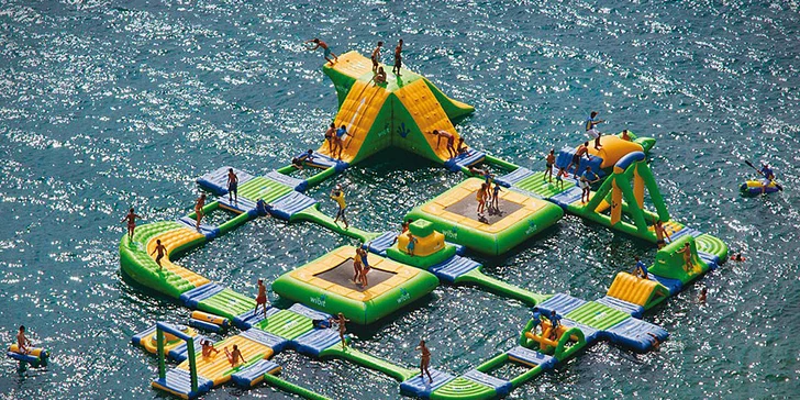 Vstupenka na vodní skákadla: trampolíny, prolézačky i vodní válec
