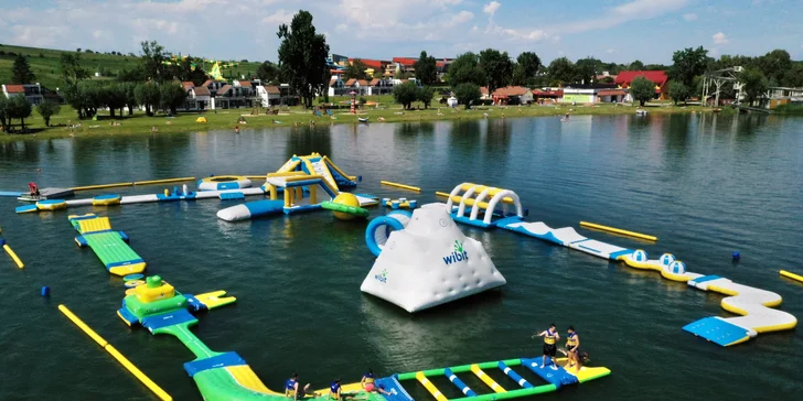 Vstupenka na vodní skákadla: trampolíny, prolézačky i vodní válec