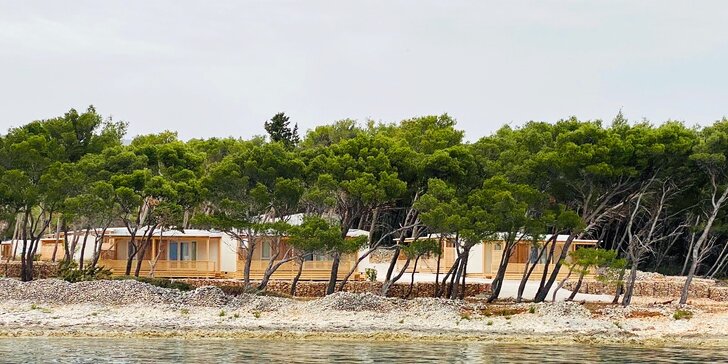 Nóbl kempování: klimatizovaný mobilhome na Brači, výhled na moře, těsně u oblázkové pláže