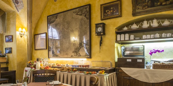 Historický hotel u Staromáku: až 5 nocí na úrovni, snídaně, drink a 60 min. v loďce na Vltavě