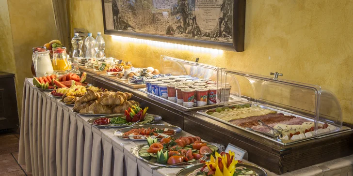 Historický hotel u Staromáku: až 5 nocí na úrovni, snídaně, drink a 60 min. v loďce na Vltavě
