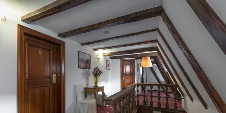 Historický hotel u Staromáku: až 5 nocí na úrovni, snídaně, drink a 60 min. v loďce na Vltavě